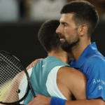 Djokovic vence a Alcaraz y enfrentará a Zverev en semifinales del Abierto de Australia.