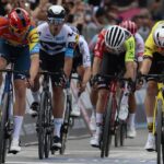 Carapaz brilla en el inicio del Giro: único sudamericano en el Top 10 tras victoria de Pedersen