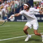 Tsitsipas se despide prematuramente de Wimbledon por lesión en la espalda