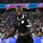 Moisés Caicedo celebra sus 100 partidos con gol en la Premier League