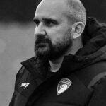 Luto en el fútbol balcánico: fallece director técnico durante un partido en Serbia