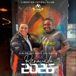 Juan Carlos León renueva con Libertad hasta 2026