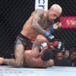 Charles Oliveira vence a Max Holloway y se queda con el cinturón BMF en UFC 326