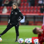 Marie-Louise Eta hace historia: primera mujer en dirigir en la Bundesliga