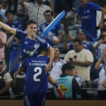 Emelec derrotó a Universidad Católica y cerró el semestre fuera de la zona de descenso