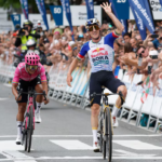 Richard Carapaz brilla en San Sebastián: fue segundo tras un vibrante duelo con Remco Evenepoel