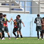 MANTA CAE ANTE LEONES Y SE MANTIENE EN EL SÓTANO DE LA TABLA