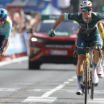 ¡VAN AERT IMPONE SU LEY EN CÓRDOBA Y CARAPAZ SE MANTIENE CUARTO EN LA VUELTA!